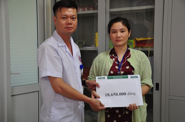 Hơn 18 triệu đồng tiếp tục đến với bé Dương bị ung thư máu - 3 Cán bộ phòng CTXH bệnh viện K trao quà của bạn đọc báo điện tử Dân trí đến chị Hà.