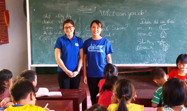 Hai nữ sinh dạy học miễn phí cho học sinh nghèo suốt 4 năm hè - 1 Hai sinh viên Nguyễn Thị Như Quỳnh và Nguyễn Thị Thanh Nga , suốt 4 năm liền về quê dạy chữ miễn phí cho các em học sinh nghèo.
