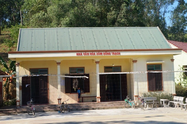 Hai nữ sinh dạy học miễn phí cho học sinh nghèo suốt 4 năm hè - 2 Nhà văn hóa được xem là lớp học quen thuộc đối với các em học sinh vùng quê.