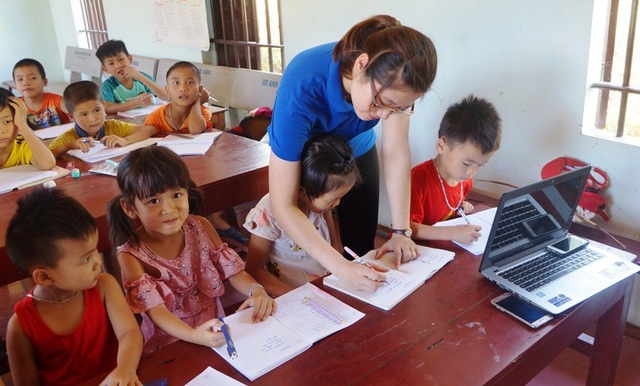 Hai nữ sinh dạy học miễn phí cho học sinh nghèo suốt 4 năm hè - 4
Những cử chỉ ân cần đã nói lên được tình thương của cô giáo dành cho các em.