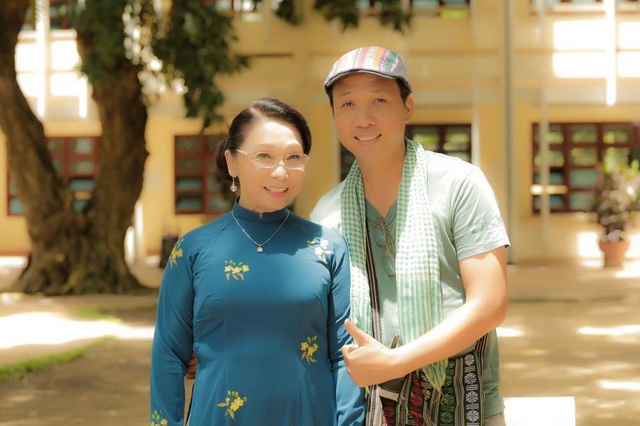 NSND Bạch Tuyết tái xuất màn ảnh rộng sau 45 năm vắng bóng - 4 Trước lời mời của đạo diễn Mai Thế Hiệp, NSND Bạch Tuyết có chút e dè, bởi trước đó bà đã từ chối khá nhiều lời mời tham gia phim ảnh vì chưa tìm được kịch bản ưng ý và có tính nhân văn sâu sắc. Sau hơn một tuần tìm hiểu và đọc kỹ kịch bản, NSND Bạch Tuyết mới gật đầu đồng ý tham gia.