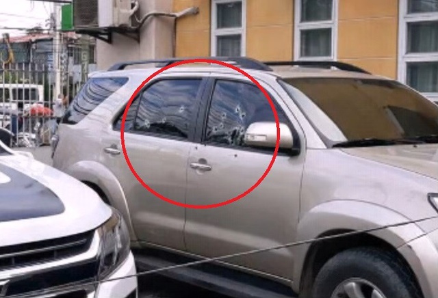 Thêm một thị trưởng của Philippines bị ám sát trong 2 ngày liên tiếp - 3
Các vết đạn trên ô tô của ông Bote (Ảnh chụp màn hình)