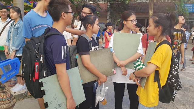 Hàng nghìn sĩ tử đội nắng dự thi “vẽ đầu tượng” vào ĐH kiến trúc Hà Nội - 2 Hàng nghìn sĩ tử đội nắng dự thi “vẽ đầu tượng” vào ĐH kiến trúc Hà Nội - 2