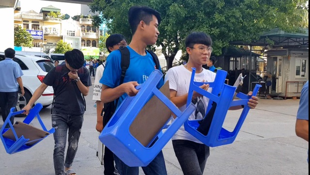 Hàng nghìn sĩ tử đội nắng dự thi “vẽ đầu tượng” vào ĐH kiến trúc Hà Nội - 3 Hàng nghìn sĩ tử đội nắng dự thi “vẽ đầu tượng” vào ĐH kiến trúc Hà Nội - 3
