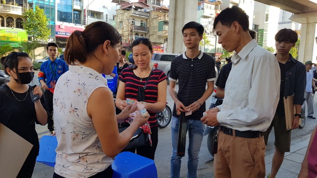 Hàng nghìn sĩ tử đội nắng dự thi “vẽ đầu tượng” vào ĐH kiến trúc Hà Nội - 4 Hàng nghìn sĩ tử đội nắng dự thi “vẽ đầu tượng” vào ĐH kiến trúc Hà Nội - 4