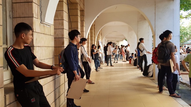 Hàng nghìn sĩ tử đội nắng dự thi “vẽ đầu tượng” vào ĐH kiến trúc Hà Nội - 5 Hàng nghìn sĩ tử đội nắng dự thi “vẽ đầu tượng” vào ĐH kiến trúc Hà Nội - 5