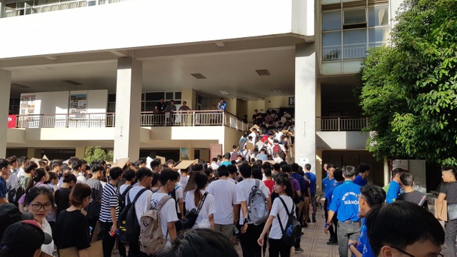 Hàng nghìn sĩ tử đội nắng dự thi “vẽ đầu tượng” vào ĐH kiến trúc Hà Nội - 6 Hàng nghìn sĩ tử đội nắng dự thi “vẽ đầu tượng” vào ĐH kiến trúc Hà Nội - 6