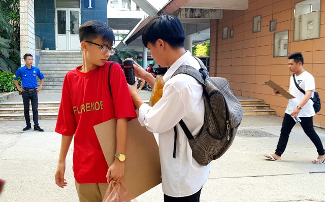 Hàng nghìn sĩ tử đội nắng dự thi “vẽ đầu tượng” vào ĐH kiến trúc Hà Nội - 8
Thí sinh kiểm tra đồ “nghề” đầy đủ lần cuối trước khi bước vào phòng thi