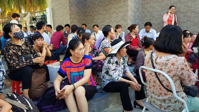 Hàng nghìn sĩ tử đội nắng dự thi “vẽ đầu tượng” vào ĐH kiến trúc Hà Nội - 9 Hàng nghìn sĩ tử đội nắng dự thi “vẽ đầu tượng” vào ĐH kiến trúc Hà Nội - 9