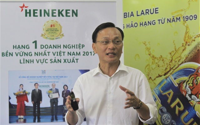 Dự thảo chính sách mới về bia rượu: Dân càng nhậu “chui” nhiều hơn? - 2
Ông Nguyễn Thanh Phúc, Tổng Giám đốc nhà máy bia Heineken Đà Nẵng cho rằng không nên đưa giới hạn thời gian bán rượu, bia vào dự thảo Luật phòng chống tác hại rượu, bia. (Ảnh: Hồng Vân)