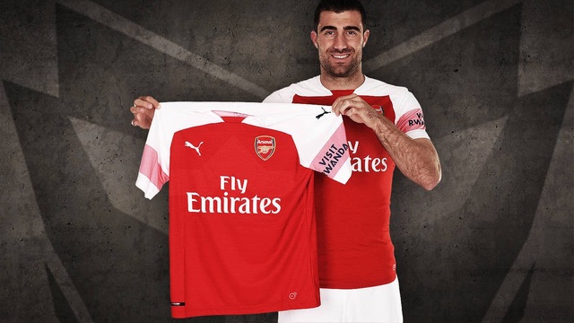 Nhật ký chuyển nhượng ngày 3/7: Juventus gây sốc với C.Ronaldo - 2
Sokratis Papastathopoulos ra mắt Arsenal