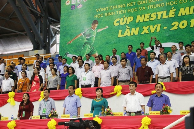 Hàng trăm “cầu thủ nhí” tranh tài tại giải bóng đá học sinh phổ thông toàn quốc - 1 Lãnh đạo Bộ GD-ĐT và UBND tỉnh Quảng Trị, Sở GD-ĐT làm lễ chào cờ trước giờ khai mạc