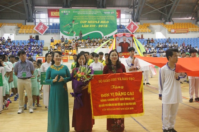 Hàng trăm “cầu thủ nhí” tranh tài tại giải bóng đá học sinh phổ thông toàn quốc - 2 Thứ trưởng Bộ GD-ĐT Nguyễn Thị Nghĩa tặng cờ cho đơn vị đăng cai giải bóng đá