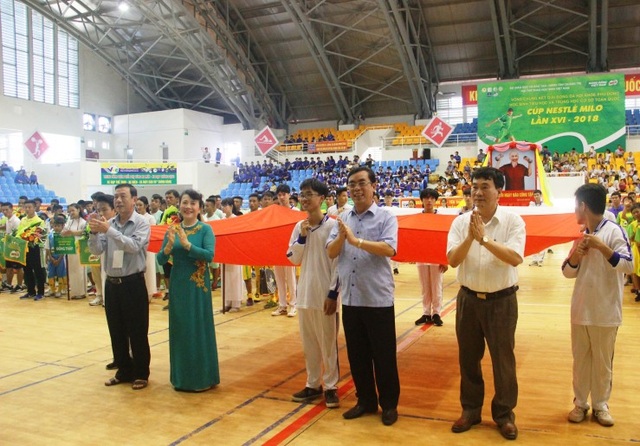 Hàng trăm “cầu thủ nhí” tranh tài tại giải bóng đá học sinh phổ thông toàn quốc - 3 Ban tổ chức tặng hoa cho các đơn vị tham dự giải
