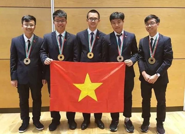 Thủ khoa Chuyên Lam Sơn giành “cú đúp” huy chương Vàng Olympic Vật lý khu vực và quốc tế - 1 Em Nguyễn Ngọc Long (thứ 2 từ trái sang) giành huy chương Vàng Olympic Vật lý quốc tế năm 2018