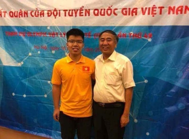 Thủ khoa Chuyên Lam Sơn giành “cú đúp” huy chương Vàng Olympic Vật lý khu vực và quốc tế - 5 Em Nguyễn Ngọc Long và thầy giáo Lê Văn Hoành