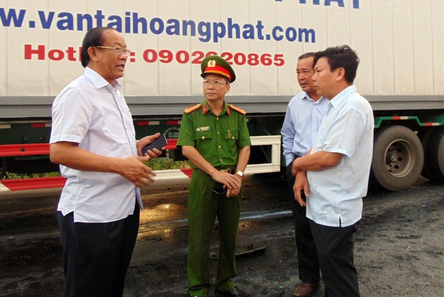 Xe đi rước dâu gặp nạn thảm khốc, 13 người tử vong - 4 Ông Đinh Văn Thu (ảnh trái) – Chủ tịch tỉnh Quảng Nam có mặt tại hiện trường vào sáng sớm nay để chỉ đạo xử lý vụ tai nạn