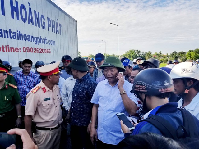 Vụ tai nạn thảm khốc 13 người chết: Tài xế xe đón dâu có dấu hiệu buồn ngủ - 7 Chủ tịch tỉnh Quảng Nam ông Đinh Văn Thu (đang điện thoại) có mặt ở hiện trường để chỉ đạo