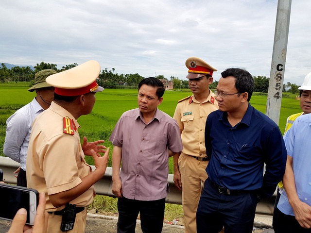 Vụ tai nạn thảm khốc 13 người chết: Tài xế xe đón dâu có dấu hiệu buồn ngủ - 10 Bộ trưởng GTVT Nguyễn Văn Thể thị sát hiện trường vụ tai nạn