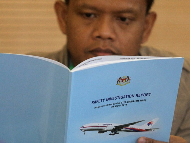 Bí ẩn lô hàng chưa từng công bố trên máy bay MH370 - 2
Người nhà nạn nhân đọc bản báo cáo. (Ảnh: Reuters)