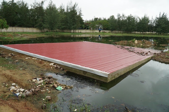 Thanh Hóa: Nước thải, rác bẩn ngập ngụa khu du lịch biển Hải Tiến - 2
Bể chứa nước thải của công ty TNHH đầu tư và du lịch Hải Tiến là một trong những điểm nóng ô nhiễm, tràn ngập nước thải xung quanh.
