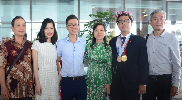 Những điều chưa biết về nam sinh giành cú đúp huy chương vàng Olympic Hóa học quốc tế - 2
Đức Anh chụp ảnh cùng các thành viên trong gia đình.