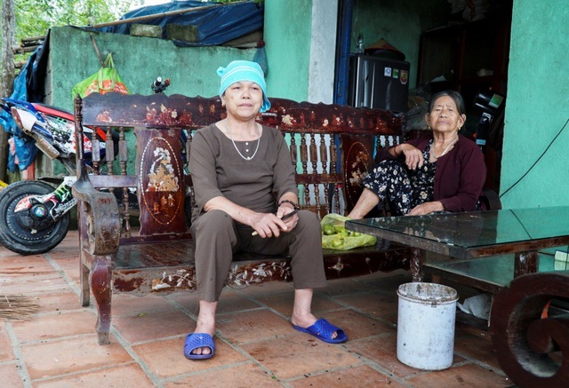 Thanh Hóa: Nước thải, rác bẩn ngập ngụa khu du lịch biển Hải Tiến - 4
Bà Lê Thị Mùng (thôn Trung Hải) cho biết: “Cứ hôm nào trời có gió là mùi xú uế bay vào làng, chúng tôi không thể chịu nổi. Ăn cơm cũng phải đốt hương cho đỡ mùi, đêm nằm không không ngủ được vì các loại mùi lẫn lộn, nồng nặc khắp nhà”.