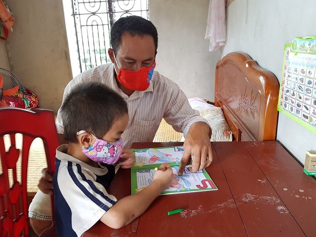 Ninh Bình: Xưởng tái chế nhựa giữa khu dân cư “hành dân” đến… “ngộp thở”! - 6 Gia đình anh Lung cùng hàng trăm hộ dân khác chưa biết bị xưởng tái chế nhựa 10 năm giữa khu dân cư hành đến ngộp thở đến bao giờ mới thôi.