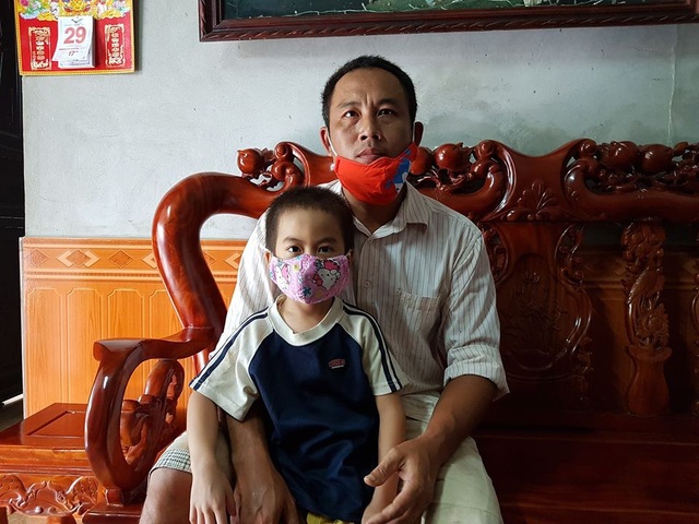 Ninh Bình: Xưởng tái chế nhựa giữa khu dân cư “hành dân” đến… “ngộp thở”! - 2 Cuộc sống của gia đình anh Lung cùng nhiều hộ dân khác bị đảo lộn vì thường xuyên bị tra tấn bởi mùi nhựa tái chế, mùi chất hóa học phát ra từ xưởng chế biến nhựa của gia đình ông Mãn nằm ở giữa thôn.