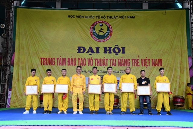 Đại hội võ thuật lần thứ nhất thành công rực rỡ - 8
Trao chứng nhận võ sư Quốc tế cho các tài năng võ thuật trẻ tại Trung tâm võ thuật tài năng trẻ Việt Nam