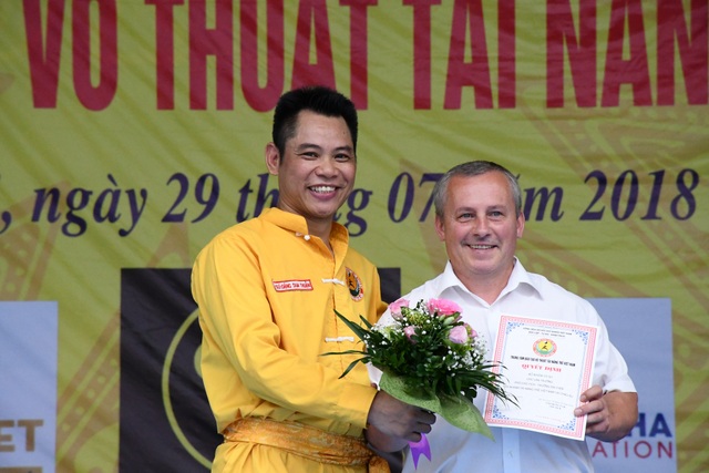 Đại hội võ thuật lần thứ nhất thành công rực rỡ - 3
Võ sư Đặng Tam Thuận và ông Artur - Đại diện liên đoàn võ thuật Châu Âu