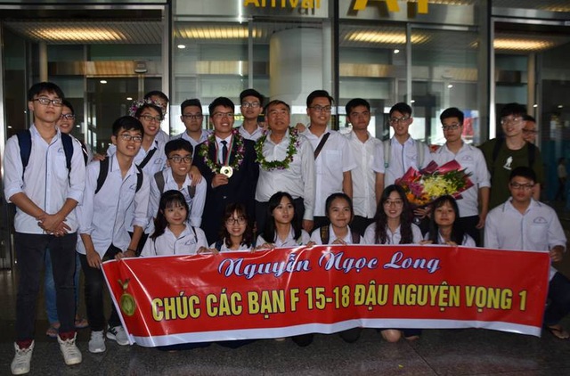 Thủ khoa Chuyên Lam Sơn giành “cú đúp” huy chương Vàng Olympic Vật lý khu vực và quốc tế - 2 Nhiều bạn học ra tận sân bay đón Long trở về sau kỳ thi