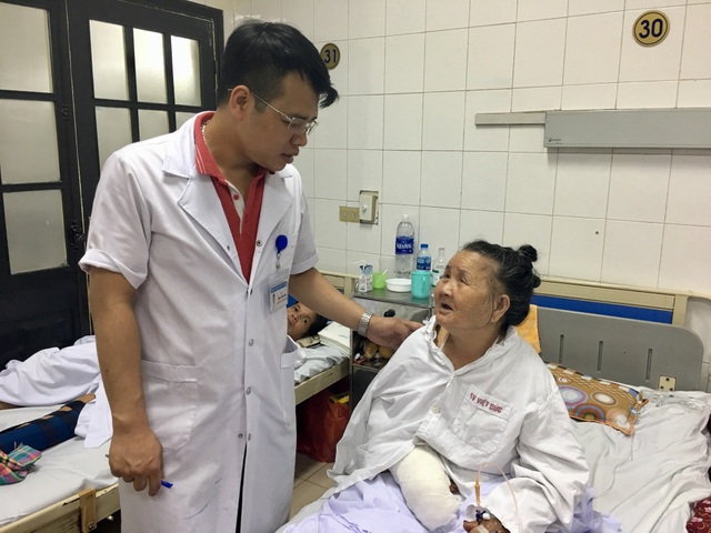 Lại thêm bé trai 7 tuổi bị chó nhà cắn đứt rời môi, không thể ghép môi - 2
Bị chó nhà hàng xóm cắn, bệnh nhân tổn thương vùng tay nghiêm trọng phải phẫu thuật. Ảnh: VĐ.