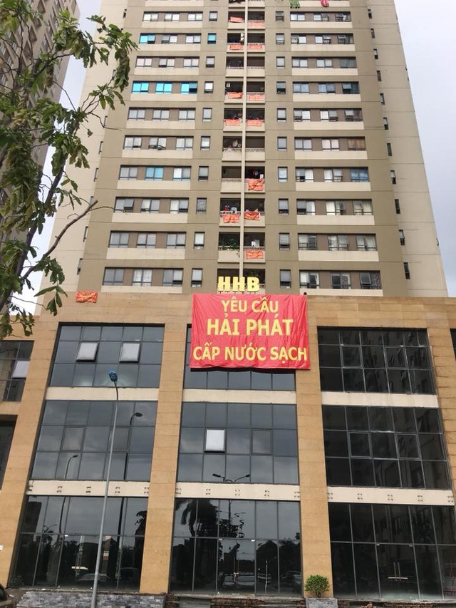 Người dân chung cư Hà Nội khốn khổ vì dùng nước bẩn suốt nhiều năm - 1 Dùng nước bẩn trong nhiều năm, cư dân Tân Tây Đô căng băng rôn yêu cầu Hải Phát giải quyết.