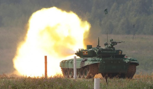 Ảnh ấn tượng tại giải đấu xe tăng quốc tế ở Nga - 10 Xe tăng T-72 của đội Uganda phóng hỏa lực tại giải đấu xe tăng quốc tế. (Ảnh: Reuters)