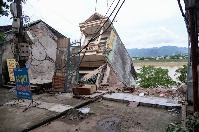 Hình ảnh hiện trường những ngôi nhà bị xé nát, trôi xuống sông Đà - 7 Bà Ngà than thở: “Sự việc được con trai tôi phát giác khi cháu đang sơn cửa thì phát hiện nhà bị tụt xuống 5cm, đến 6h chiều còn chưa việc gì nhưng chỉ trong 15 phút, cả tòa nhà sụt xuống toàn bộ. Bây giờ có thể thấy tầng 4 của căn nhà phía sau khi bước chân vào cửa hang tầng 1 phía trước. Tất cả tài sản đều trong ngôi nhà bị tụt xuống, gia đình chỉ kịp di dời những đồ đạc nhẹ”.