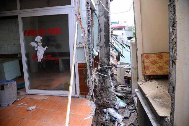 Hình ảnh hiện trường những ngôi nhà bị xé nát, trôi xuống sông Đà - 8
Bà Ngà chia sẻ thêm: Tôi sống ở đây từ năm 1980 và chưa bao giờ gặp hiện tượng này. Đến năm 2017, Thủy điện Hòa Bình xả 8 cửa. Sau khi đóng cả 8 cửa xả, nước rút thì nhà chỉ xuất hiện vết nứt rạn nhỏ thôi....