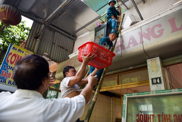 Hình ảnh hiện trường những ngôi nhà bị xé nát, trôi xuống sông Đà - 11 Người dân vận chuyển đồ ra khỏi ngôi nhà bị sụt lún.