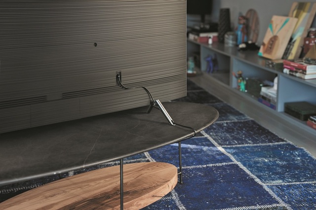 TV QLED Q6F: trải nghiệm cao cấp với mức giá cực tốt - 2 Khả năng giấu dây thông minh của Q6F giúp gia chủ có thể sắp xếp gọn gàng không gian phòng khách của chính mình.