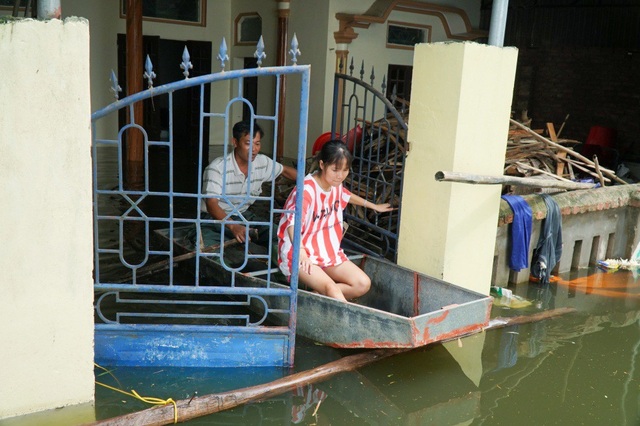 
Gần nửa tháng nay, gia đình anh Ban (40 tuổi) phải sử dụng thuyền là phương tiện chính để di chuyển ra chợ và nhận hàng cứu trợ từ phía các nhà hảo tâm.
