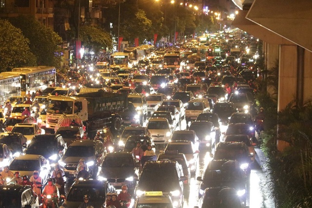 Hà Nội: Mưa lớn, hàng nghìn phương tiện "chôn chân" trên đường - 1
19h, đường Nguyễn Trãi ách tắc trầm trọng, kéo dài từ Ngã Tư Sở đến nút giao đường vành đai 3.