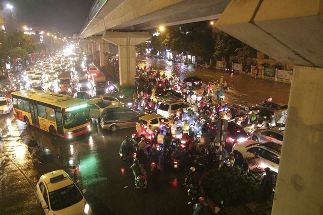 Hà Nội: Mưa lớn, hàng nghìn phương tiện "chôn chân" trên đường - 11 Hà Nội: Mưa lớn, hàng nghìn phương tiện "chôn chân" trên đường - 11