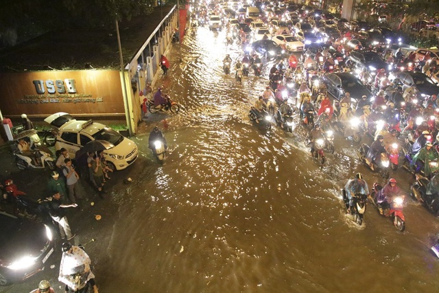 Hà Nội: Mưa lớn, hàng nghìn phương tiện "chôn chân" trên đường - 12 Hà Nội: Mưa lớn, hàng nghìn phương tiện "chôn chân" trên đường - 12
