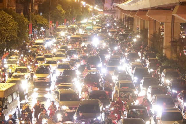 Hà Nội: Mưa lớn, hàng nghìn phương tiện "chôn chân" trên đường - 15 Hà Nội: Mưa lớn, hàng nghìn phương tiện "chôn chân" trên đường - 15