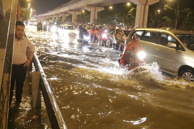 Hà Nội: Mưa lớn, hàng nghìn phương tiện "chôn chân" trên đường - 4
Ách tắc xảy ra từ khoảng 18h, đến 20h vẫn chưa hết.