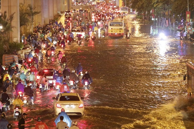 Hà Nội: Mưa lớn, hàng nghìn phương tiện "chôn chân" trên đường - 5 Đoạn đường bị ngập phía trước hầm chui giao với đường vành đai 3.