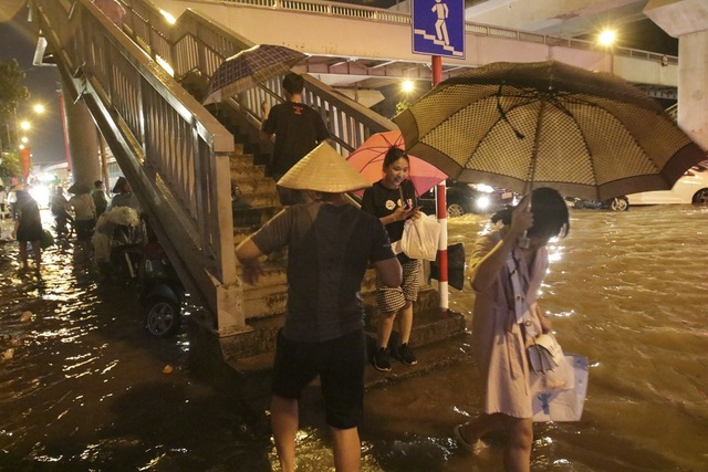 Hà Nội: Mưa lớn, hàng nghìn phương tiện "chôn chân" trên đường - 6 Hà Nội: Mưa lớn, hàng nghìn phương tiện "chôn chân" trên đường - 6