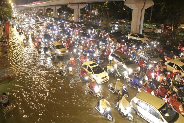 Hà Nội: Mưa lớn, hàng nghìn phương tiện "chôn chân" trên đường - 8 Hà Nội: Mưa lớn, hàng nghìn phương tiện "chôn chân" trên đường - 8