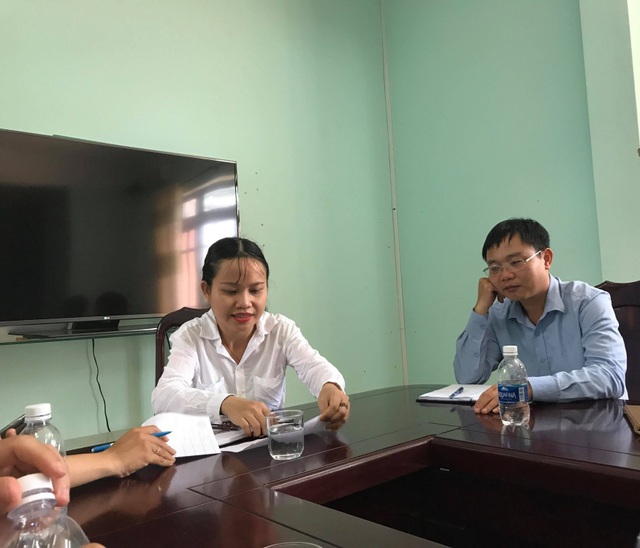 Hàng trăm giáo viên hợp đồng đứng ngồi không yên trước thông tin bị truy thu tiền đứng lớp - 1
Đại diện UBND huyện Krông Ana (Đắk Lắk) trao đổi với PV về vụ việc.