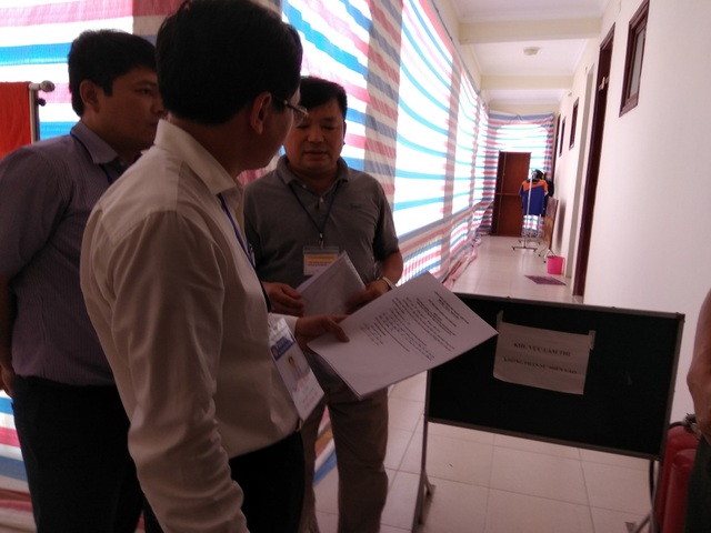 Phải thuê địa điểm để chấm thi trắc nghiệm THPT quốc gia - 7 Ông Mai Văn Trinh, Cục trưởng Cục Quản lý chất lượng kiểm tra biên bản mở túi bài thi ở khu vực chấm thi trắc nghiệm của Hòa Bình.